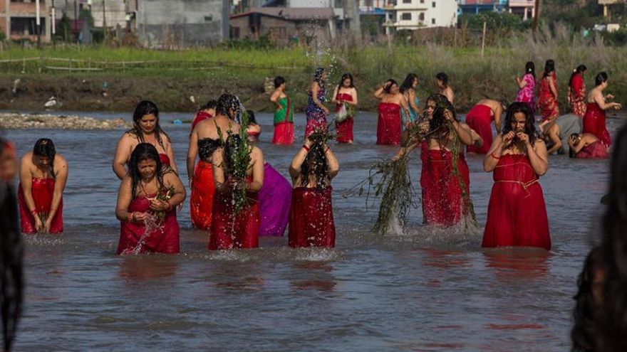 Mujeres nepalíes celebran el festival de Rishi Panchami para expiar culpas