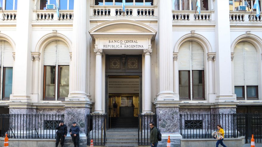 Argentina abre el 'cepo' cambiario tras catorce años de trabas para comprar dólares