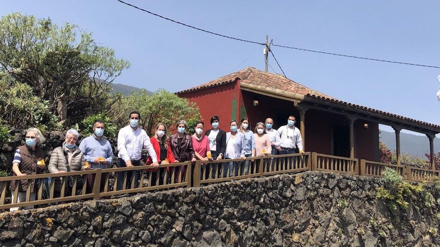 Las autoridades municipales con los profesionales de la artesanía.
