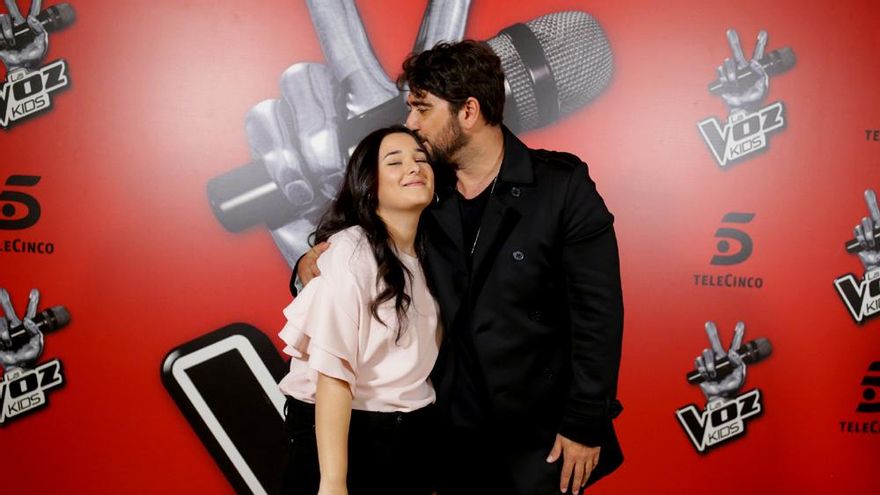 Antonio Orozco y Rocío posan ante los medios como ganadores de 'La Voz Kids'