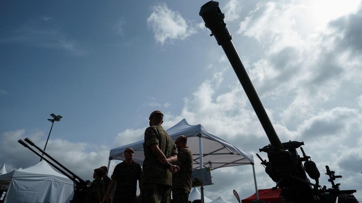 Exposición de material militar por el día de las Fuerzas Armadas 2025.