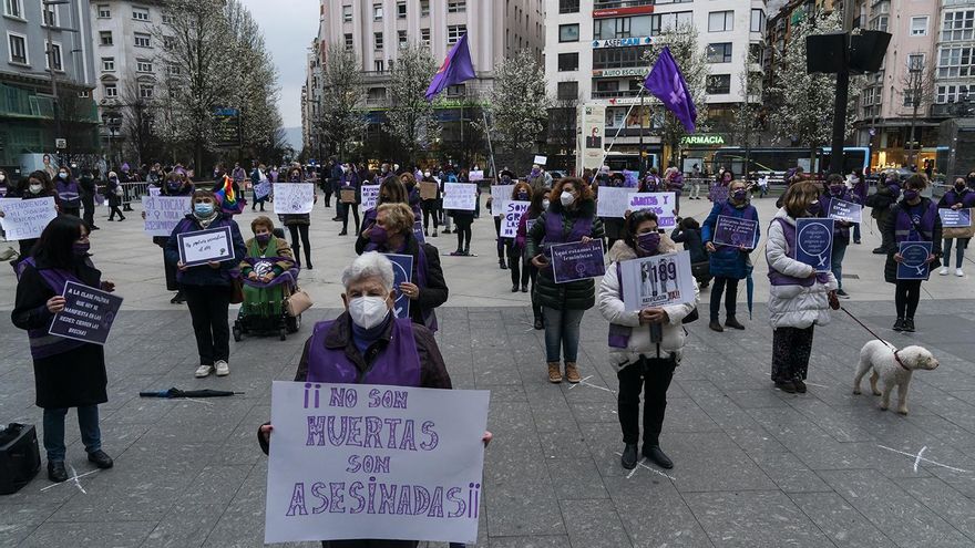 La Plaza del Ayuntamiento de Santander durante la protesta feminista por el 8M.