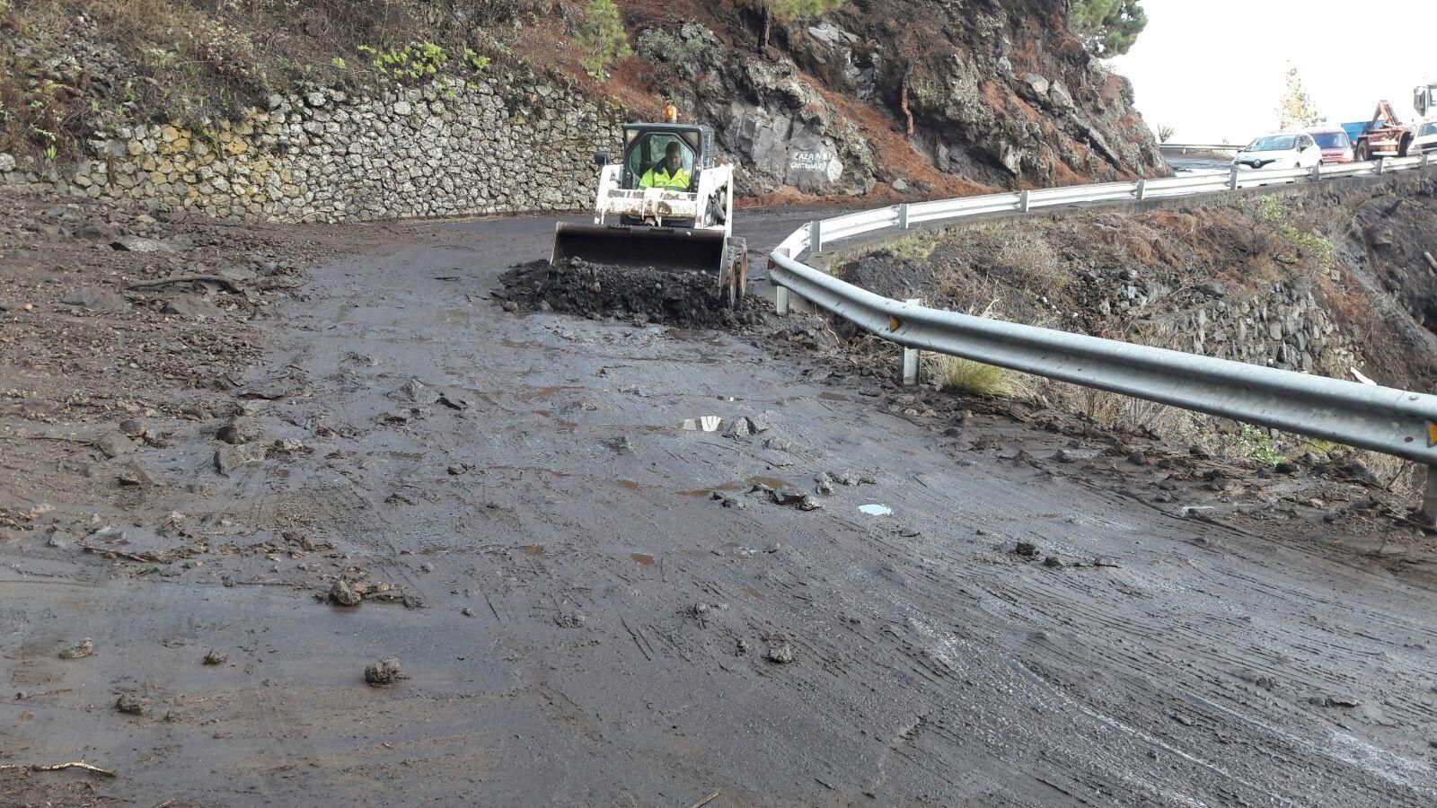En la imagen, trabajos de limpieza en la carretera del sur de La Palma.