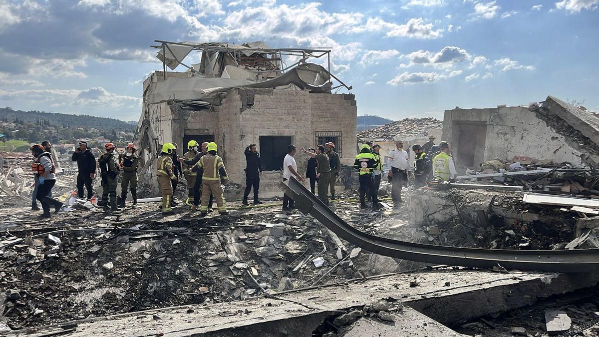 Los equipos de emergencia trabajan en la zona alcanzada por un misil iraní el 1 de marzo en Beit Shemesh, a las afueras de Jerusalén.
