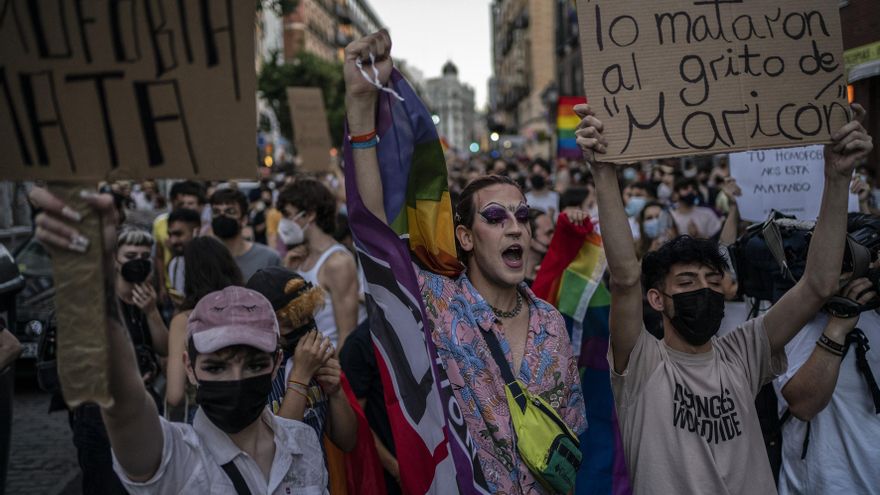 Durante la protesta algunos asistentes portaban carteles con las frases "la homofobia mata", "a Samuel lo mataron al grito de maricón" o "lo que te llaman mientras te matan importa"