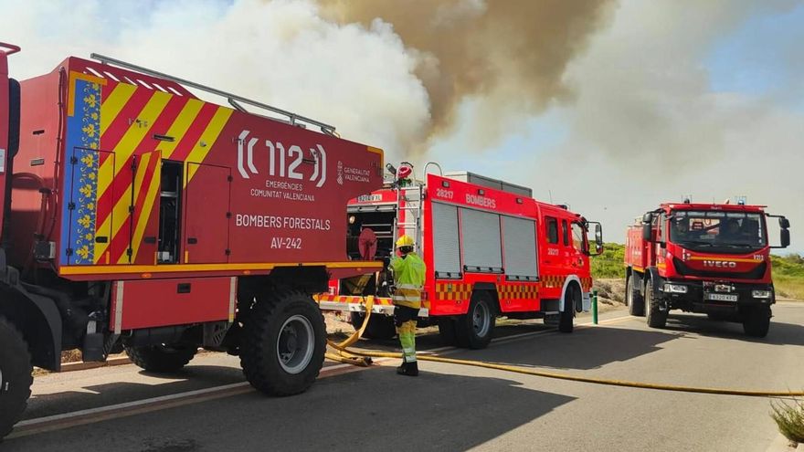 Los vecinos de El Saler pueden regresar a sus casas después de que los bomberos den por estabilizado el incendio