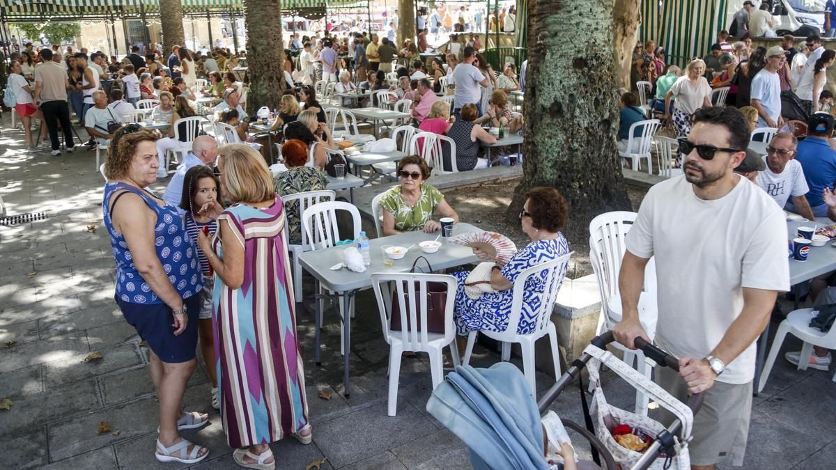 Salmorejá y ambiente en la Velá el día de la Fuensanta
