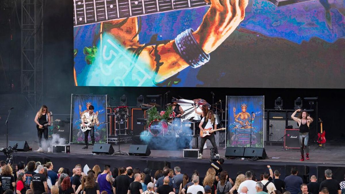 Los murcianos de Hitten preparando al público con su rock metal