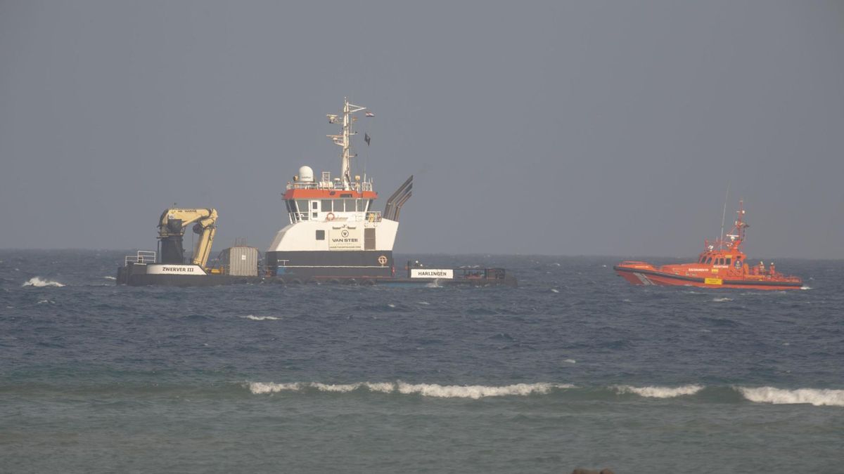 El buque remolcador Zwerver 3 atracó en el puerto de Los Mármoles (Arrecife) hacia las 18:00 hora insular. El buque, con bandera neerlandesa y destino al puerto de Amberes (Bélgica), partió desde Dakar (Senegal) hace diez días. EFE/ Adriel Perdomo