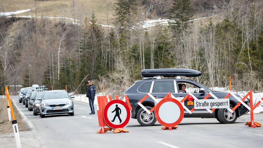 Carretera cortada en la región de Heiligenblut, Austria, el pasado marzo debido a la cuarentena impuesta a sus habitantes. Los extranjeros sí tenían permitido salir del área de esquí.