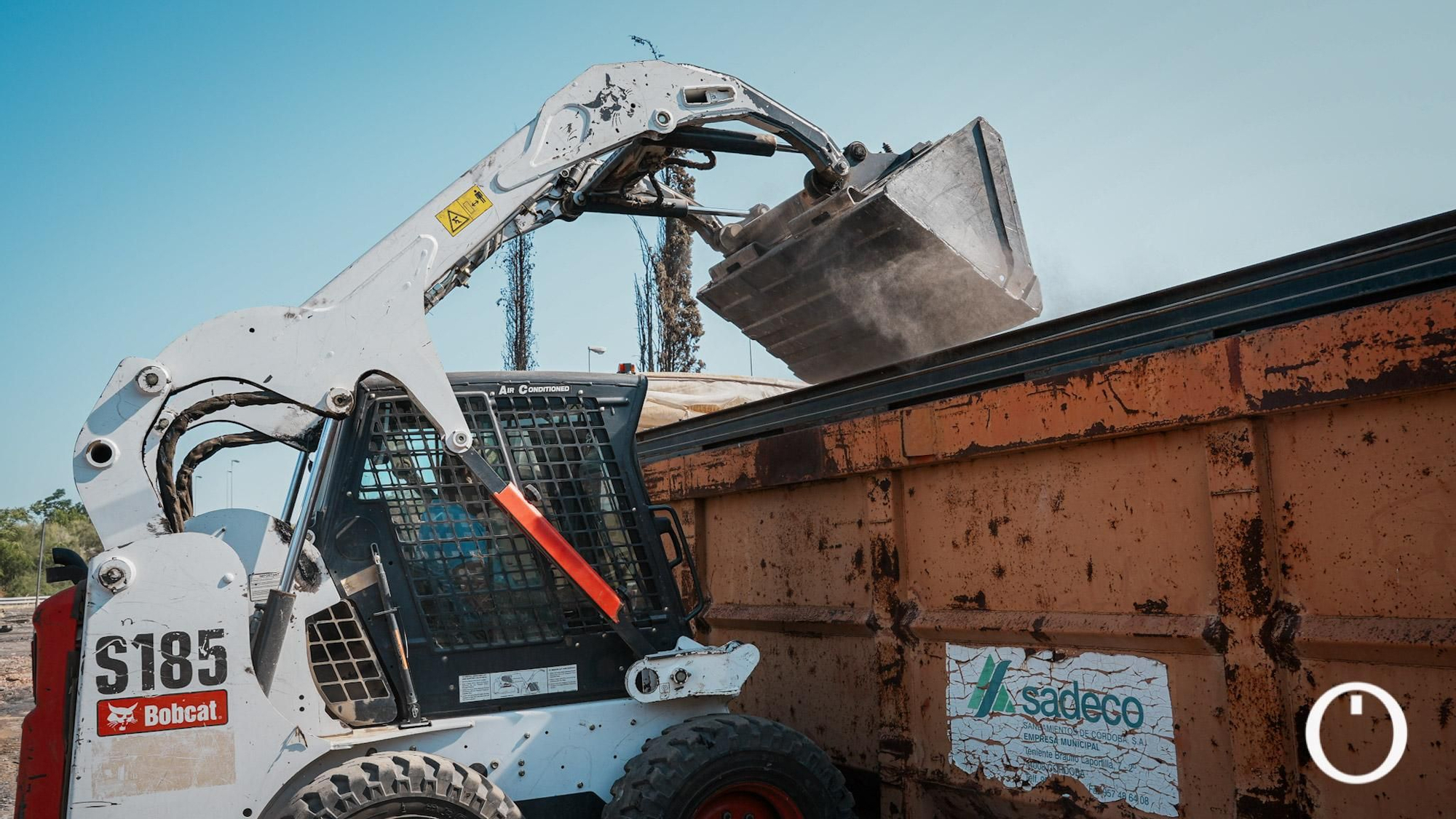 Limpieza de las chabolas frente al Carrefour Zahira