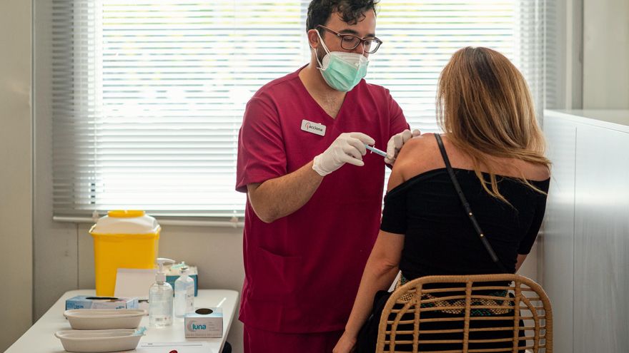 Una mujer se vacuna en la sede de la multinacional Acciona, en La Moraleja (Madrid).
