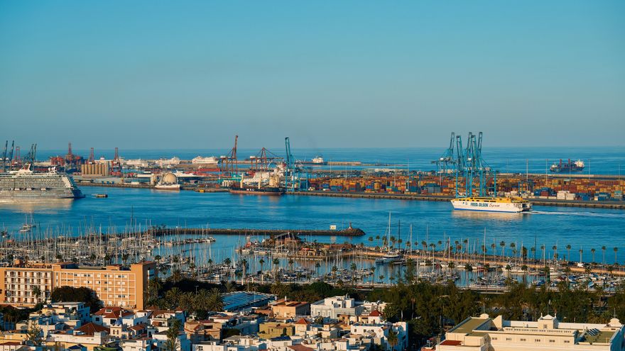 El Puerto de Las Palmas se cierra al tráfico marítimo por la celebración del Día de las Fuerzas Armadas