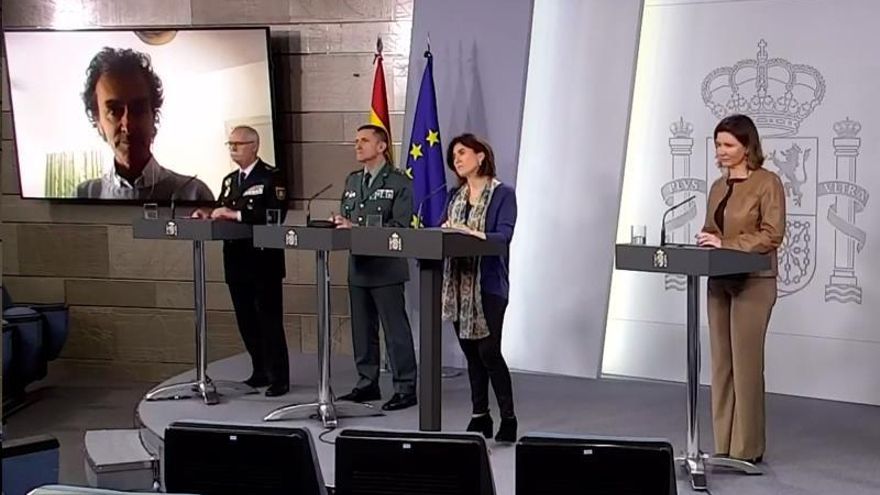 Captura de la señal institucional del Palacio de la Moncloa de la intervención por videoconferencia del director del Centro de Coordinación de Alertas y Emergencias Sanitarias, Fernando Simón, en la rueda de prensa.