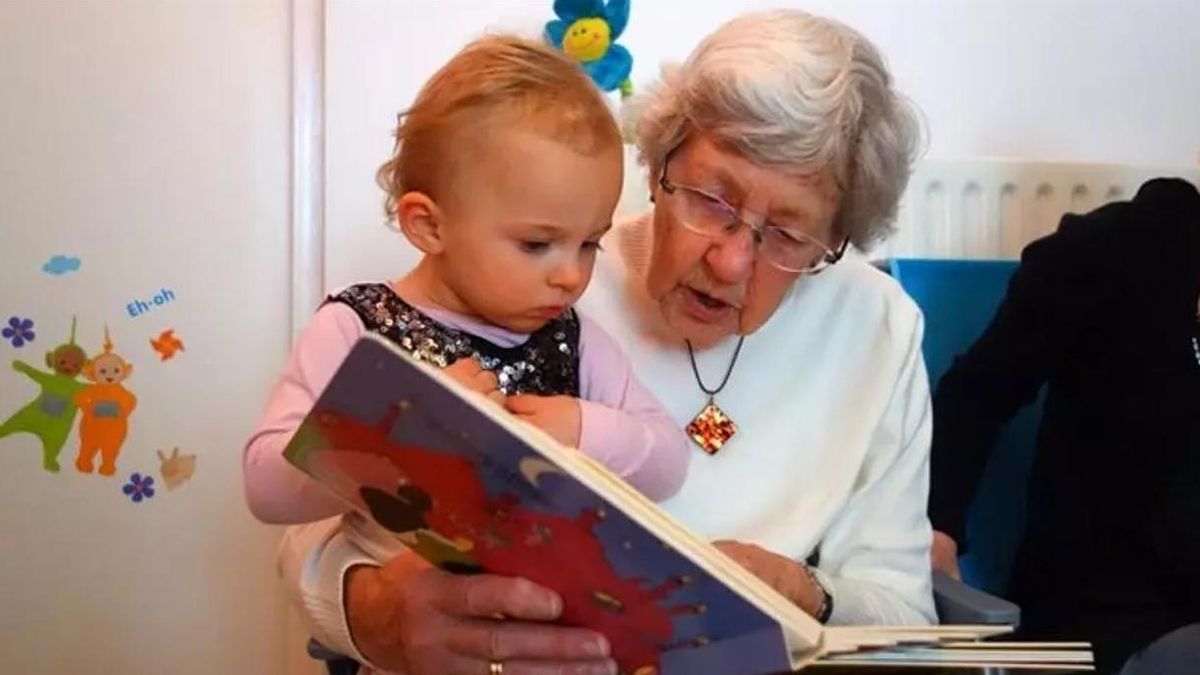 Una abuela, con su nieta.