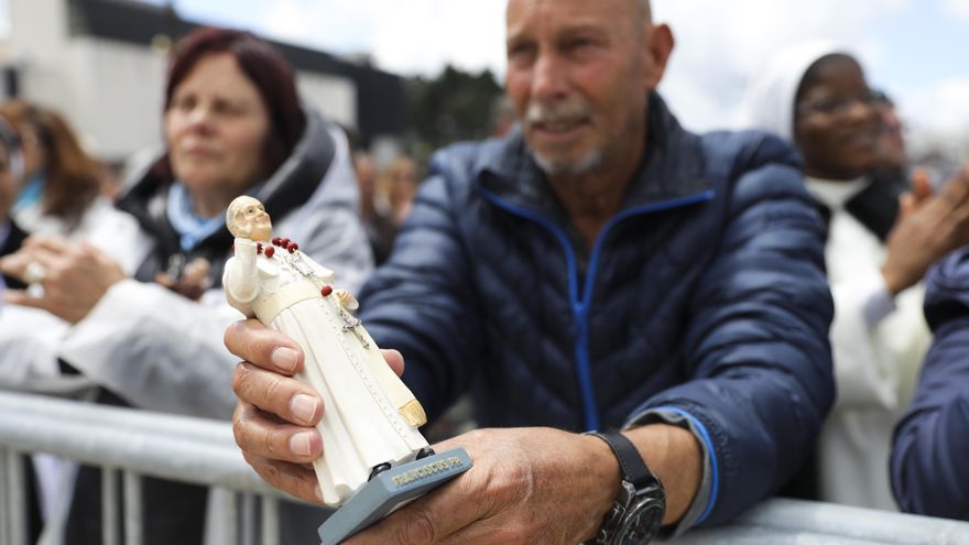 Miles de fieles recuerdan en Fátima a Francisco y oran por nuevo pontificado de León XIV