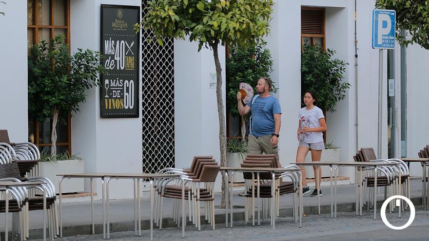 Dos turistas se abanican en La Ribera de Córdoba