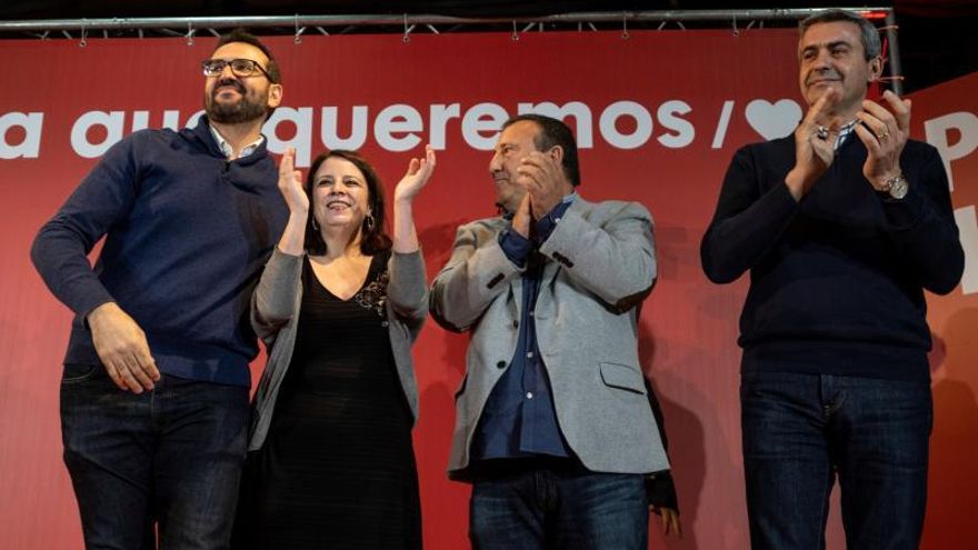 La vicesecretaria general del PSOE y portavoz del grupo socialista en el Congreso de los Diputados, Adriana Lastra (2i), junto al secretario de Organización del PSOE de Castilla-La Mancha, Sergio Gutiérrez (i), y al secretario general del PSOE de Toledo, Álvaro Gutiérrez (d), este sábado en un acto del PSOE en Menasalbas (Toledo).