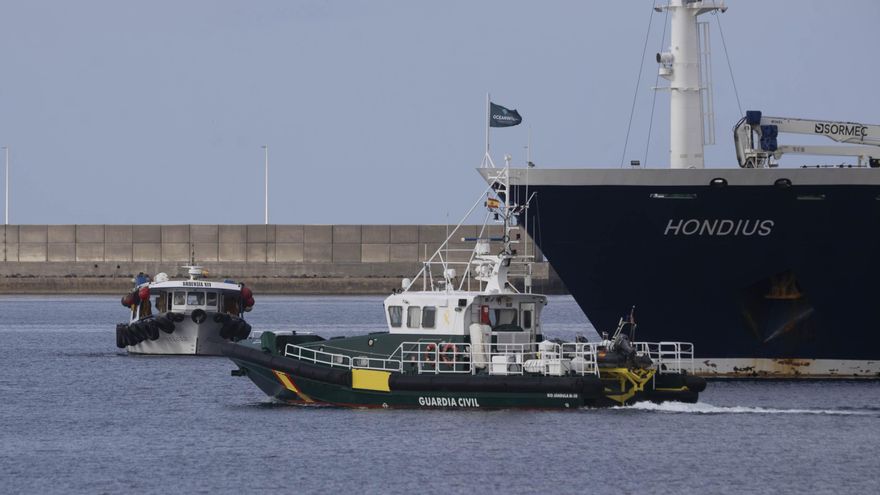 Imagen del crucero neerlandés MV Hondius en el puerto de Granadilla. EFE/Miguel Barreto
