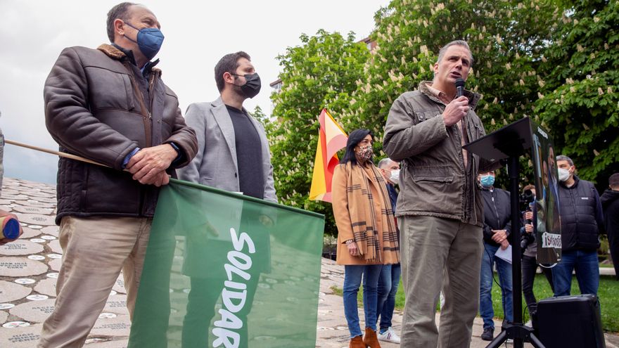 El secretario general de Vox, Javier Ortega Smith, participa en una caravana de vehículos convocada por la asociación Solidaridad con motivo de la celebración del Primero de Mayo, este sábado en Vitoria. EFE/David Aguilar