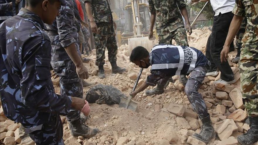Francia ofrece su ayuda a Nepal tras el terremoto que ha sacudido Katmandú