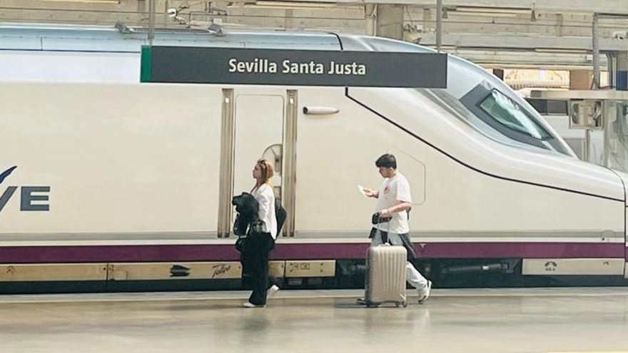 Viajeros en la estación de AVE de Santa Justa (Sevilla).