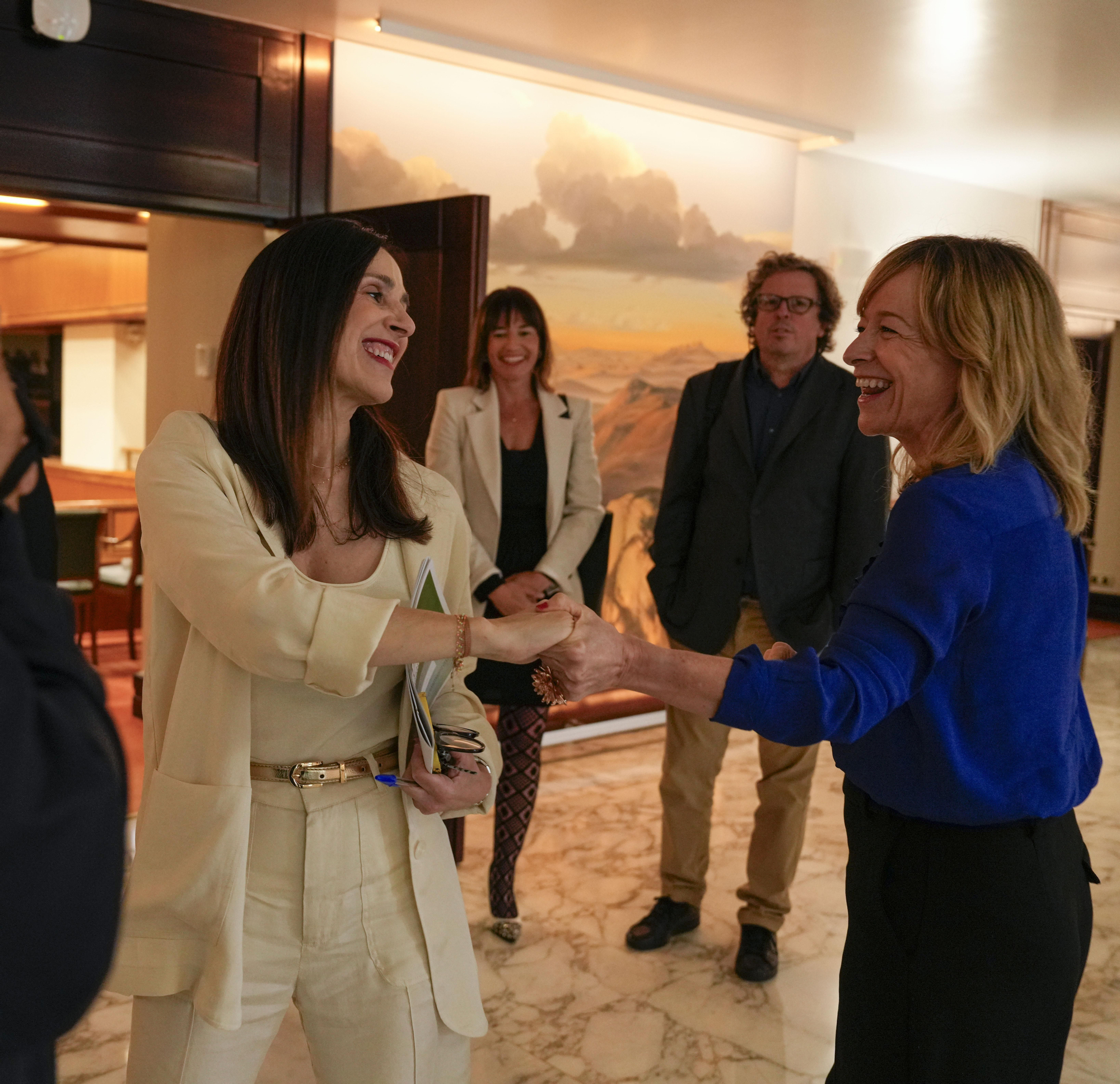 Bakartxo Tejeria saluda a Eider Mendoza, diputada general de Gipuzkoa