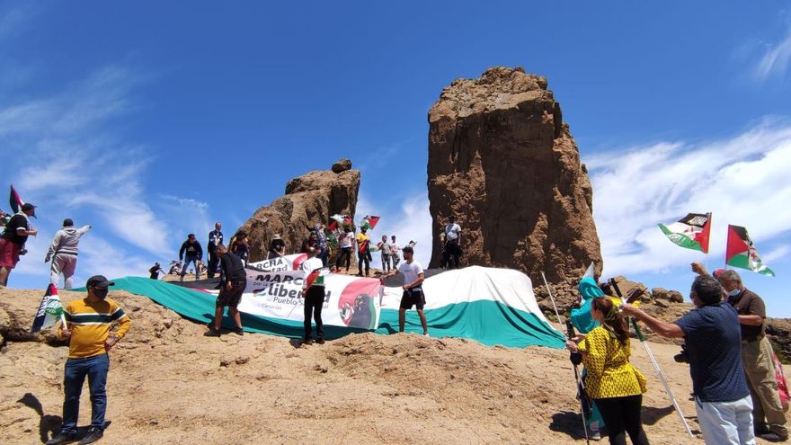 Decenas de personas se congregan en el Roque Nublo para visibilizar la lucha del pueblo saharaui