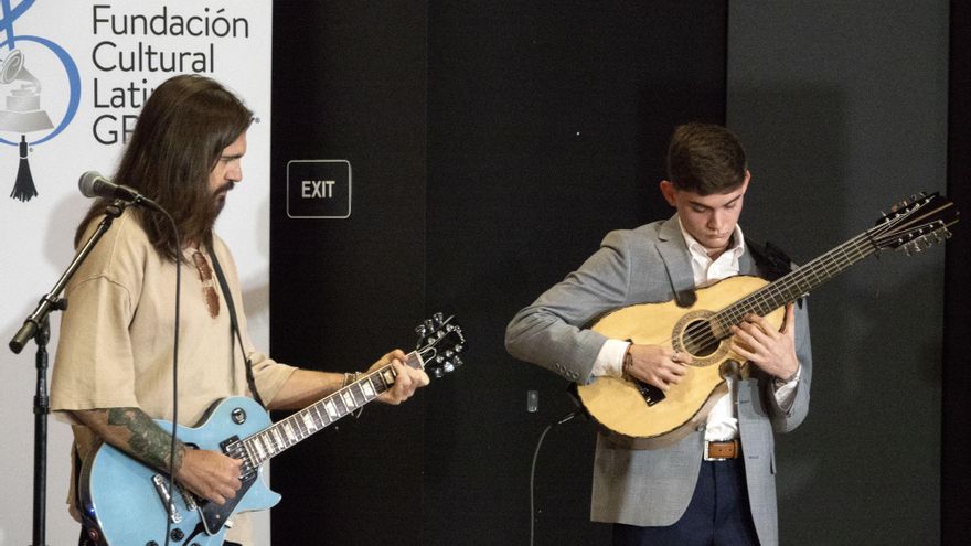 Juanes entrega una beca de 200.000 dólares a un cuatrista puertorriqueño