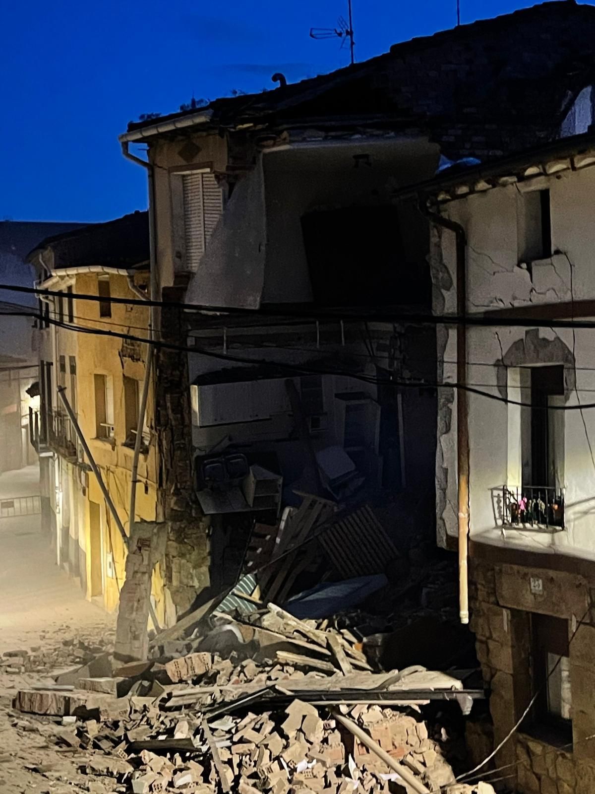 Colapsa por completo la casa derrumbada en Cenicero