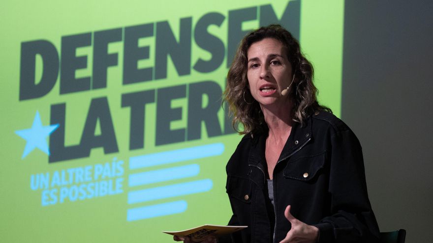 Archivo - La candidata de la CUP para la presidencia de Catalunya, Laia Estrada, durante el acto de inicio de campaña de la CUP, en la Plaça del Raspall, a 25 de abril de 2024, en Barcelona, Catalunya (España). Con este acto, el grupo parlamentario La Can