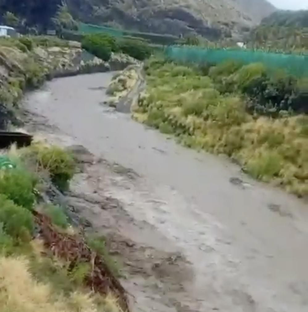Barranco de Las Angustias, este viernes, con abundante caudal.