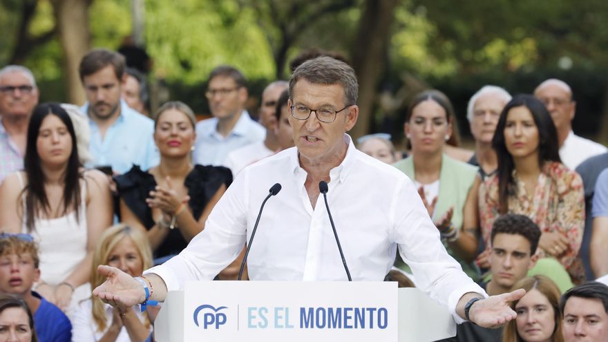 El candidato del PP a la presidencia del Gobierno, Alberto Núñez Feijóo, durante el acto electoral que los populares han celebrado hoy lunes en Barcelona. EFE/ Andreu Dalmau.