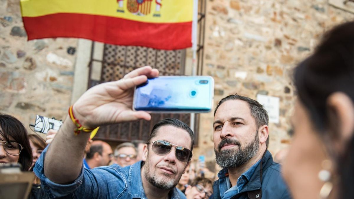 Abascal (Vox) rechaza la exhumación de Franco "sea legal o no" y acusa al PSOE de "profanar tumbas"