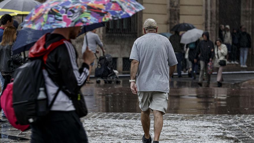 Las tormentas con granizo llegan a Madrid este sábado: fin de semana pasado por agua y con bajada de temperaturas