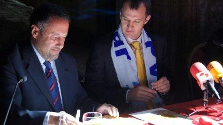 Carlos Pollán y Maini spenger durante la firma del acuerdo.