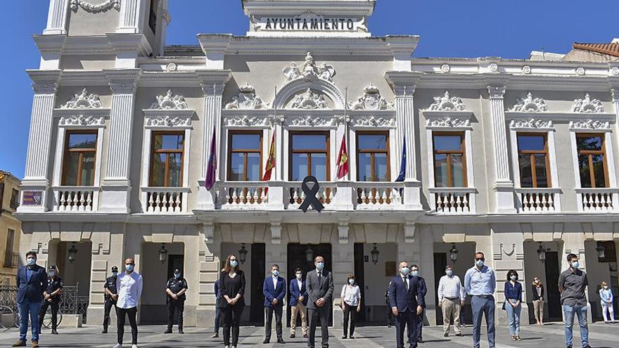 Minuto de silencio en el Ayuntamiento de Guadalajara el 27 de mayo