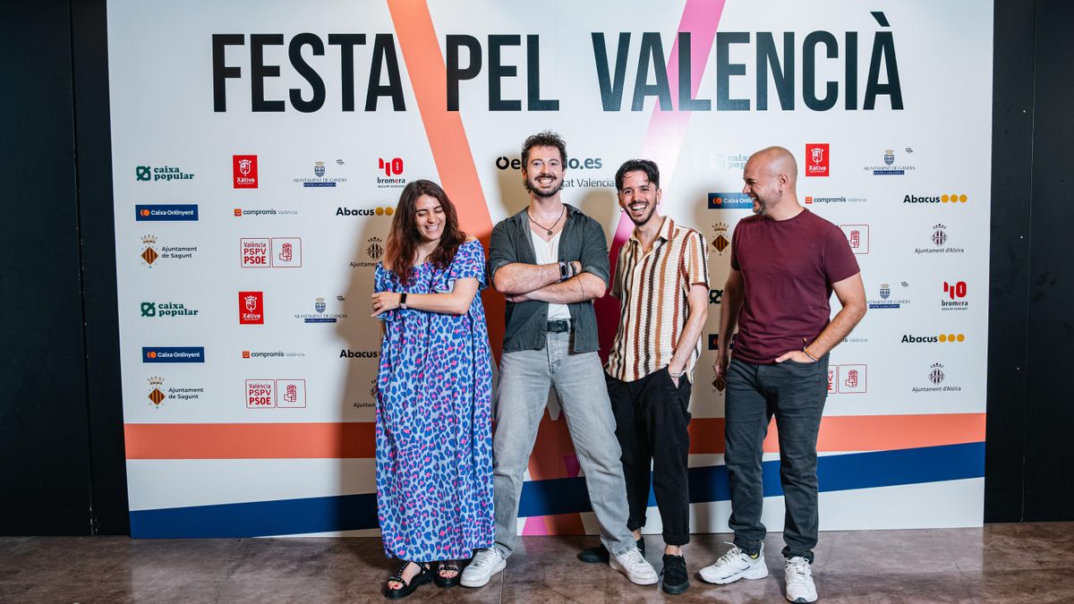 Els components del podcast 'El dolcet pal café' (Ana Gisbert, Jaume Grau, Artur Soler i Cristian Hernández), a la I Festa pel Valencià d'elDiario.es.