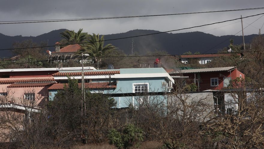 Un vecino de Tacande limpia la azotea. (ALEJANDRO RAMOS)