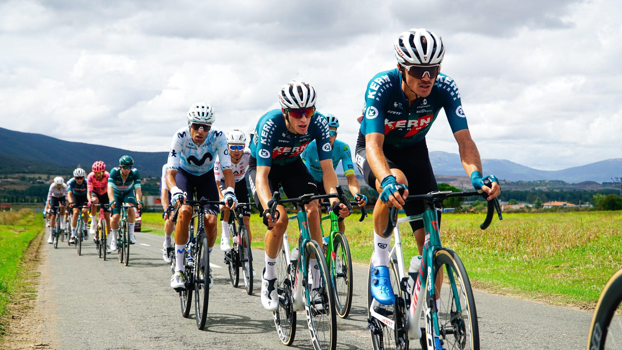 Los corredores del equipo Kern Pharma, durante la etapa.