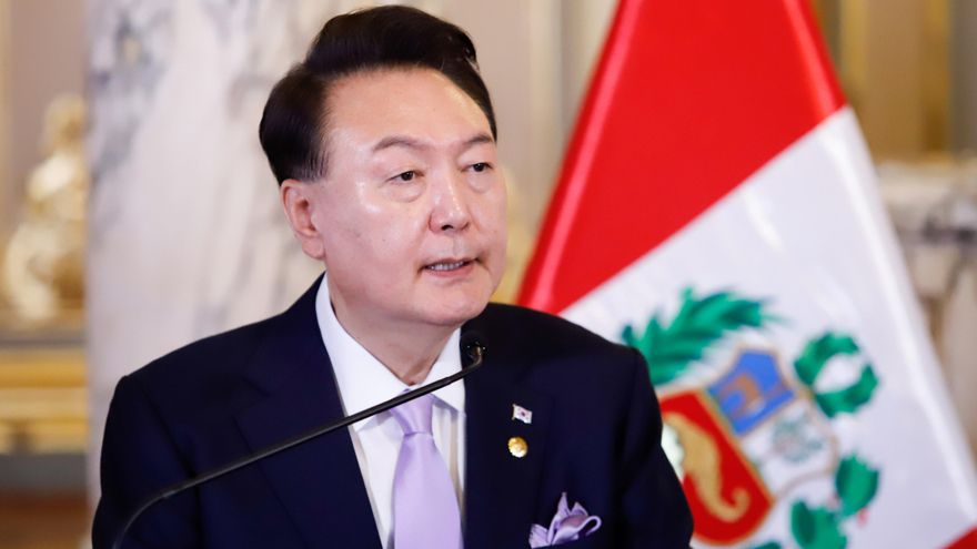 El presidente de Corea del Sur tiene prohibido salir del país mientras se le investiga por imponer la ley marcial
