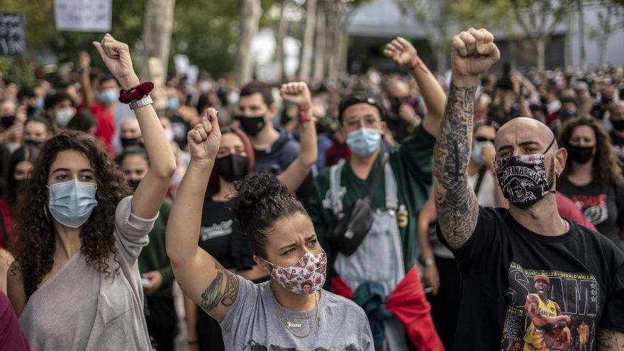 Puños en alto durante las protestas