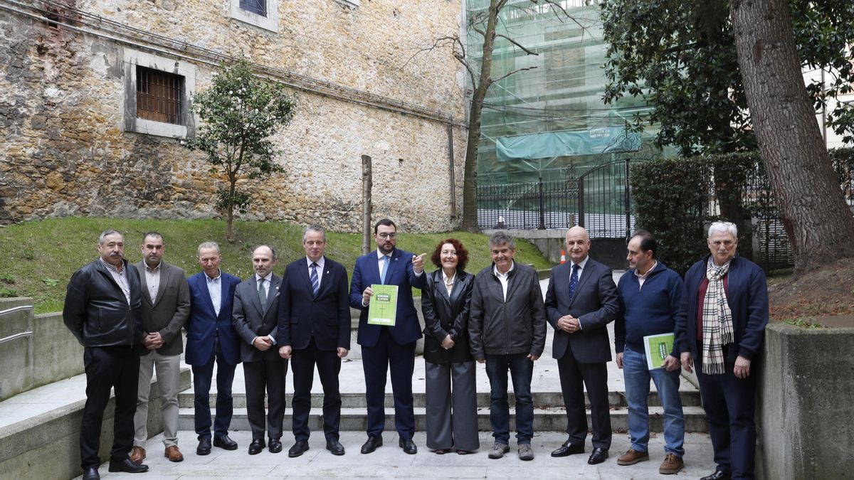 Representantes de instituciones y organizaciones, en la foto de familia tras la firma del Pacto por el Medio Rural de Asturias