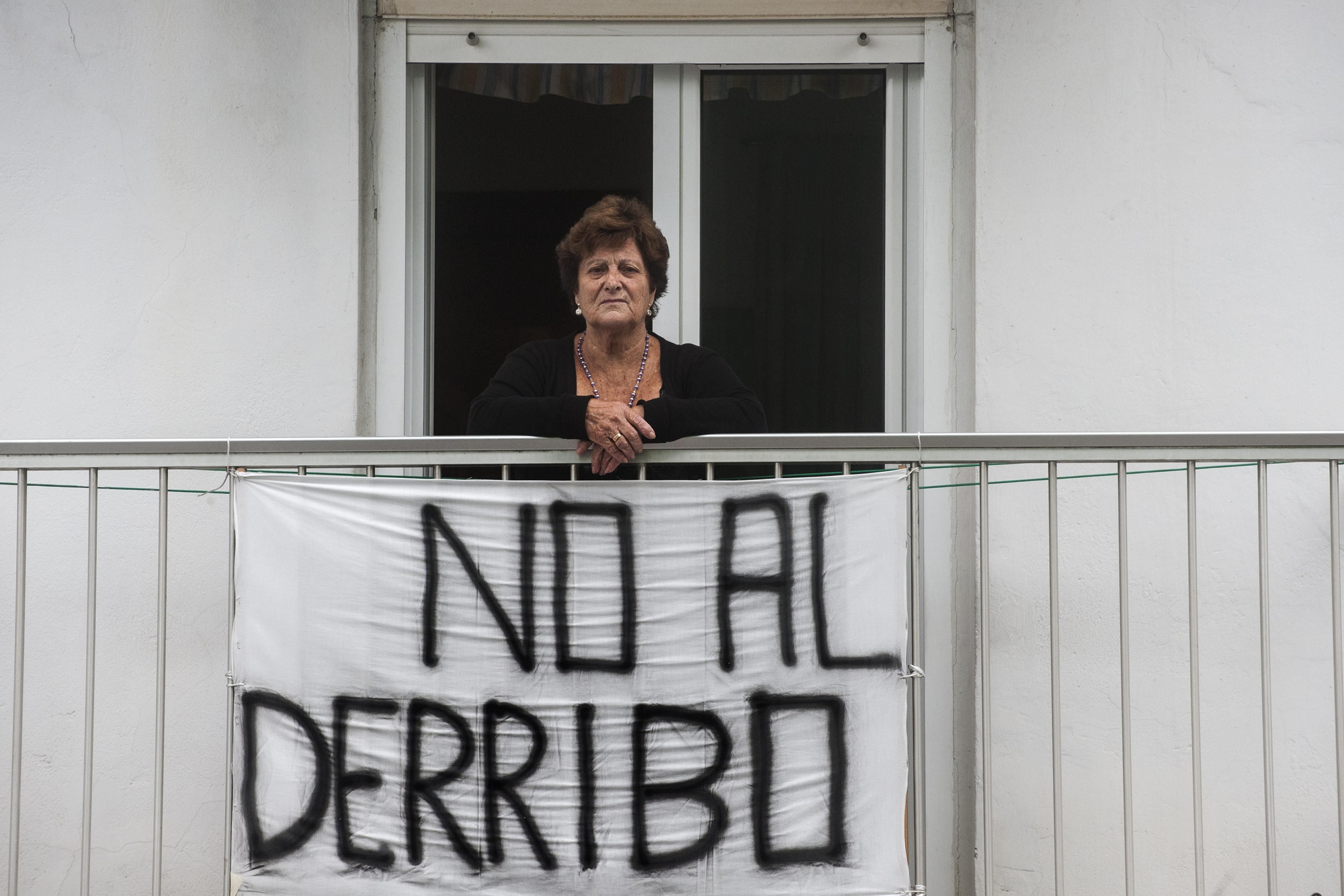 Ángeles Ruiz, de 79 años, en el balcón de su casa, amenazada por la operación urbanística de El Pilón. | Joaquín Gómez Sastre