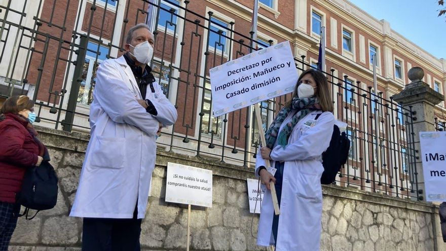 Dos sanitarios reclaman la dimisión de la consejera de Sanidad y del presidente de la Junta