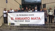 Afectados por el amianto protestan en las escaleras del Palacio de Justicia de San Sebastián.