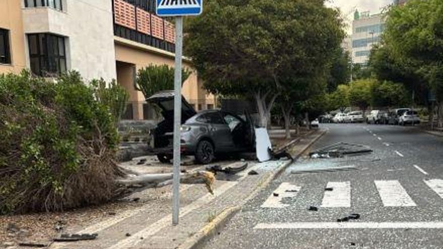 Un conductor borracho destroza un panel publicitario y arranca un árbol en Las Palmas de Gran Canaria
