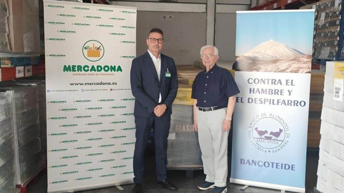 Representante de Mercadona hace entrega de los productos al Banco de Alimentos de Tenerife.