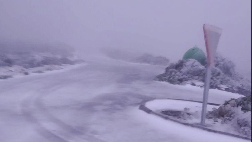 En la imagen, vías interiores del Observatorio del Roque de Los Muchachos, en las cumbres de Garafía, esta martes, cubierta de nieve y granizo.