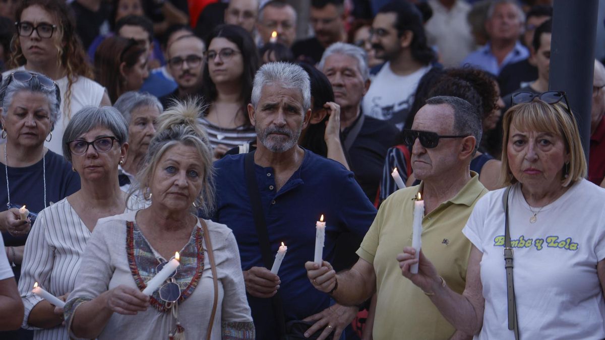 Decenas de personas se concentras este jueves frente al Ayuntamiento de Córdoba para rendir homenaje a Maricarmen
